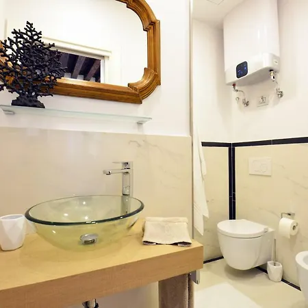 - Biennale 1 - 2 - 3 Apartment Venice